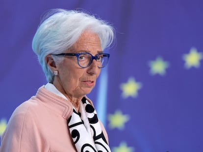 La presidenta del BCE, Christine Lagarde, interviene en la rueda de prensa tras el Consejo de Gobierno celebrado en abril.  
