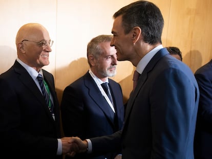 El presidente del Banco Sabadell, Josep Oliu (a la izquierda), y el presidente del Gobierno, Pedro Sánchez, el lunes en Barcelona.